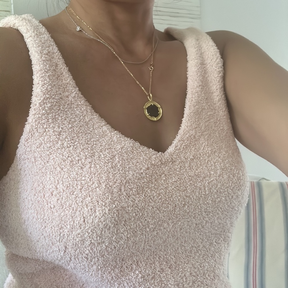 Like NEW UGG size M pink top v neck